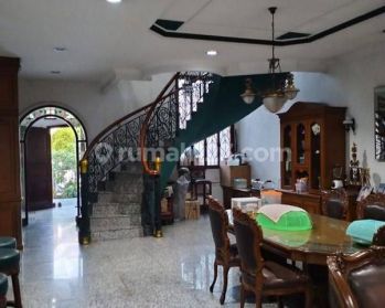 Dijual Cepat Rumah 2 lantai dan semi furnished di Villa Gading Indah