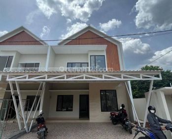 Rumah di Jln raya Cikunir 2 Lantai SHM 5 menit exit tol jatiasih