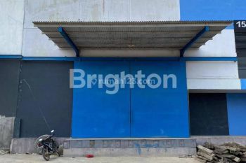 Gudang dekat pelabuhan