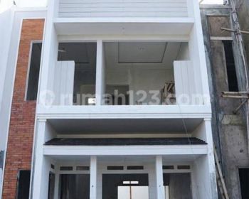 Rumah Baru Bertema American Classic di Arcamanik Bandung