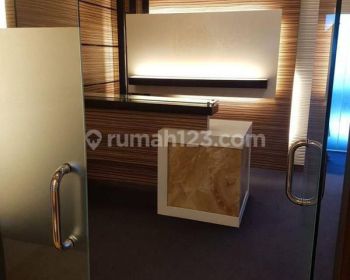 Ruang Kantor Full Furnished Siap Pakai Bebas Ganjil Genap di Mega Kuningan.
