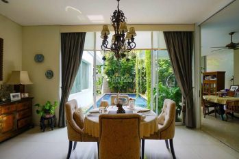 Rumah di Kemang, Jakarta Selatan Semi Furnished Swimming Pool