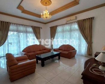 KAN RUMAH PUPUK FULL FURNISHED DENGAN KOLAM RENANG