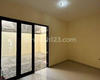 DI  RUMAH GEMBONG DEKAT PASAR KAPASAN SURABAYA PUSAT