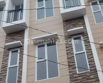 Rumah baru duri kepa 3.5 lantai jalan 2 mobil shm