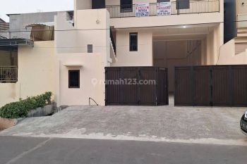 Gudang 3 lantai di Koja