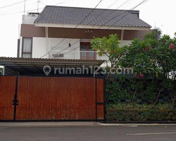 Dijual rumah 2 1/2 lantai di lingkungan aman cipinang