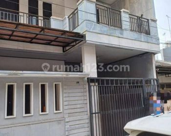 Siap Huni. Hadap Barat. 2.5 lantai.