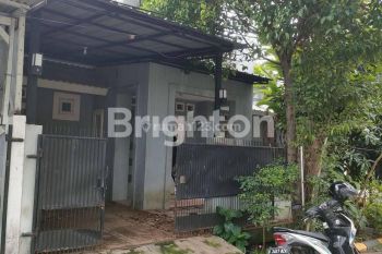 Rumah Hoek 1.5 lat dan hadap lapangan Voli, siap huni, area Nusaloka BSD Selatan