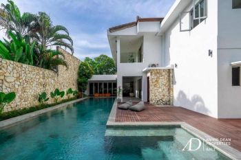 FREEHOLD STUNNING TWO-STORY VILLA IN UMALAS