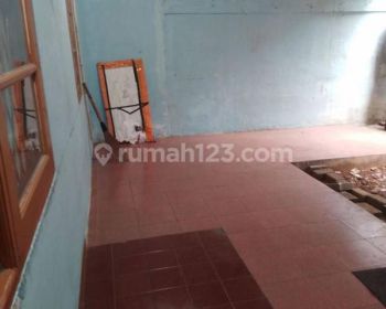 Rmh1 lantai disewakan sdh kosong dan kamar dan gudang .taman ada