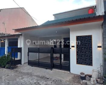 Dijual Rumah 2 Lantai Semi Furnish Di Dalam Perumahan