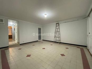 Disewakan Rumah Villa Regency Pakuwon Indah