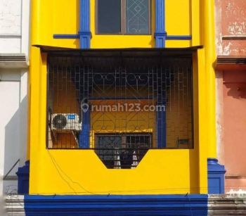 DI  RUKO 3 LANTAI KLAMPIS SURABAYA TIMUR