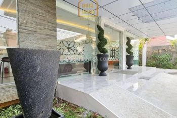 Gedung 3 Lantai Kebayoran Baru, Blok M. + Rooftop + Basement