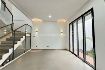Dijual Rumah Minimalis Dengan Taman di Setra Duta Baru