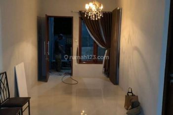 Disewakan Rumah 2 Lantai dalam komplek di Cinere - Depok