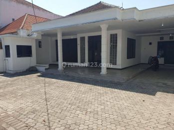 Disewakan Rumah Cocok untuk Kantor di Kartini, dekat Raya Darmo Surabaya