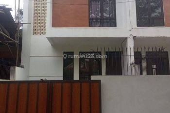 Rumah 2 Lantai Bagus Semi Furnished SHM Pondok Aren