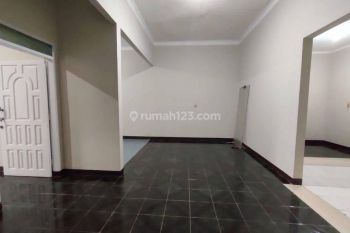 Disewakan Rumah di Taman Holis Indah 153m² 5KT