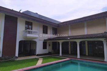 Disewakan Rumah di Setrasari Klasik Bertema Tropis, Luas Dengan Kolam Renang
