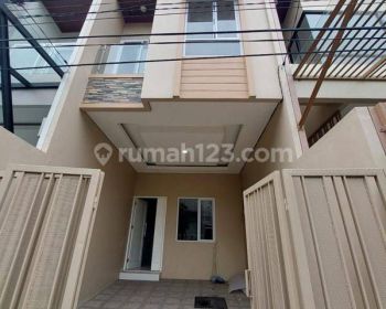 Rumah di Tomang 3 lantai jalan 2 mobil
