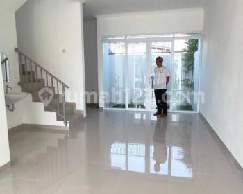 Rumah Baru 2 Lantai View Perkebunan di Setraduta