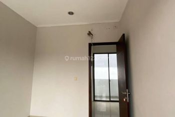 Di jual Rumah 2 Lantai SHM Bagus dan murah