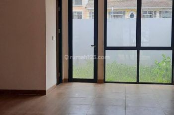 Rumah 2 Lantai Dekat Pintu Tol, Baru, Siap Huni, Strategis