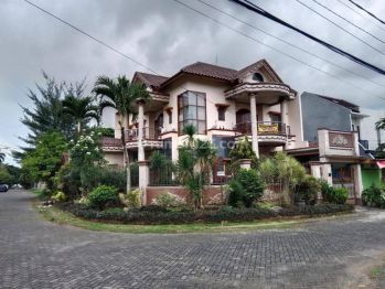 Rumah Mewah Hook Fully Furnished Berkelas di Araya, Blimbing Malang