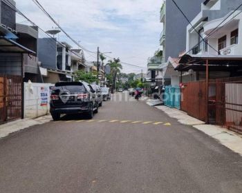 R02 0085 Disewakan Rumah Nyaman Asri 2 Lantai Siap Huni Jalan Lebar Janur Asri