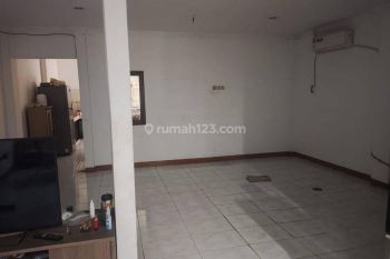 J Disewakan Rumah 6x25m2 Semi Furnish di Muara Karang