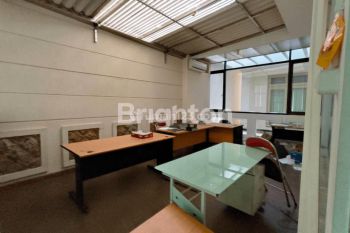 GEDUNG 3 LANTAI BAGUNAN MASIH BAGUS COCOK UNTUK KANTOR