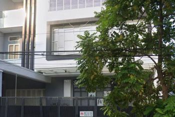 Ruko Bangunan Usaha Raya Dharmahusada Lantai 1, Strategis