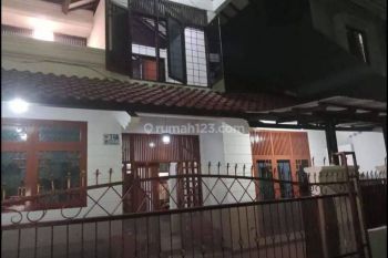 Rumah 2 lt di Tebet lt 136 m2 lb 150 m2 ada 5 kt 4 km semi furniture ada AC, w