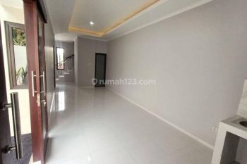Hunian baru lantai 2 sedang proses pembangunan dengan design minimalis di daerah