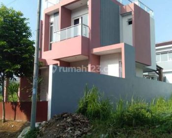 Rumah Dengan Teras Belakang Dan View Gunung Pancar di Sentul City