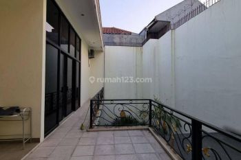 Rumah Siap Huni Lokasi Strategis Dekat Perkantoran Jalan 2 Mobil Di Tebet