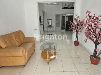Rumah  3 lantai full furnished di Riverside Malang