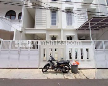 Rumah Tomang. 3 Lantai. 5x18. Jalan 2 Mobil. Siap Huni
