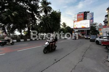 RUKO DI PANTAI LOSARI