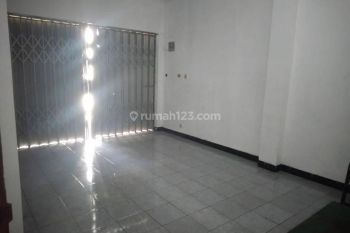 Rumah 2 Lantai dengan 4 kamar tidur