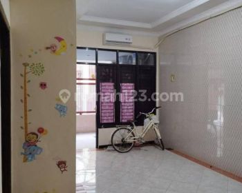 Rumah di Babatan Indah Bagus hadap Utara