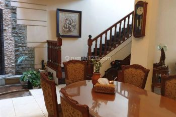 Rumah 2 lantai di kebayoran baru masih siap huni