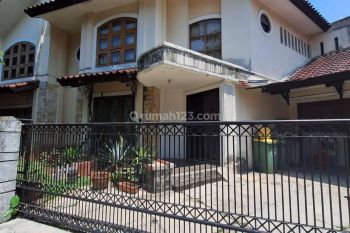 Rumah Hook Berkonsep Kontemporer Halaman Belakang Luas di Cinere