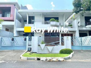 Rumah di Taman Kebon Jeruk, hadap Timur