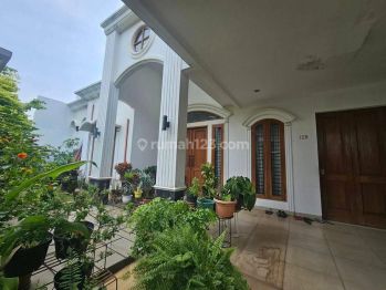 Rumah Cantik Gaya Klasik Komplek Cinere Terdepan.