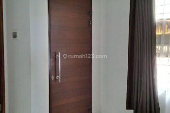Rumah 2 Lantai semi furnished hadap Timur di Perum Taman Anggrek