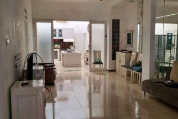 DIJUAL ATAU DISEWAKAN
RUMAH DI RAYA DARMO BARU BARAT 2 LANTAI