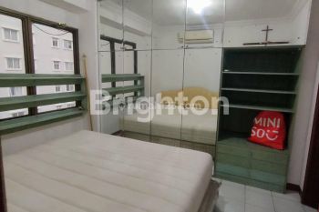 APARTEMEN RAPIH HOEK FULL FURNISHED TAMAN KEMAYORAN CONDOMINIUM TOWER AKASIA